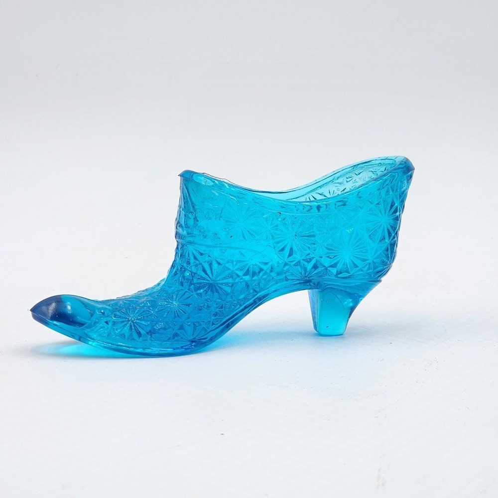 Mid Century L.E. Smith Colonial Blue Daisy & Button Glass Slipper Figurine